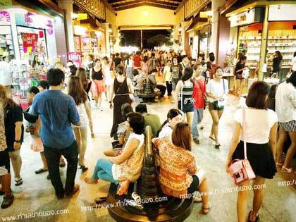 ตลาดนัดรถไฟ ศรีนครินทร์ ทำเลขายของเมืองไทยดังไกลถึงแดนปลาดิบ