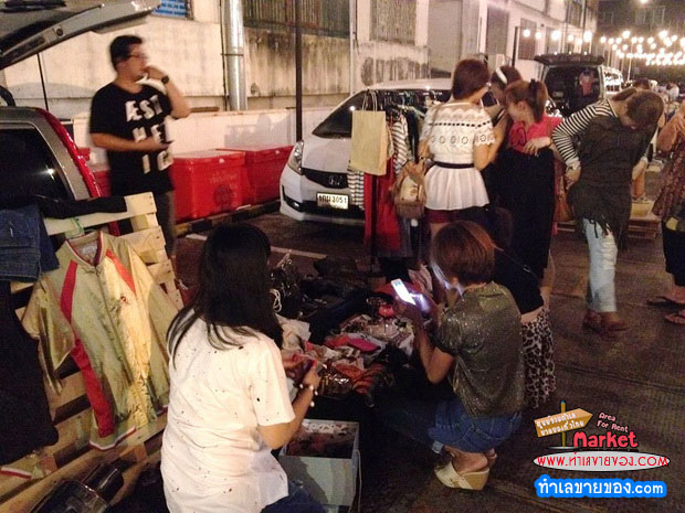 ตลาดนัดลอยฟ้า ข้างเมเจอร์นนท์ ท่าน้ำนนท์ ( ตลาดสไตล์ Rooftop )