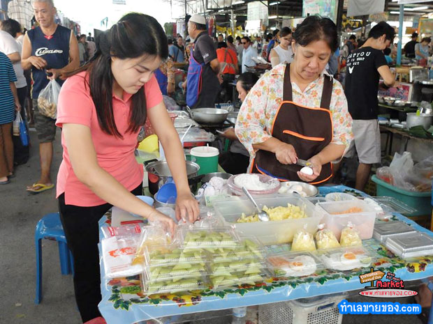 ตลาดเช้าสวนผัก ตรงข้ามซอยสวนผัก19 ( หรือซอยศาลเจ้าพ่อเฮ่งเจีย )