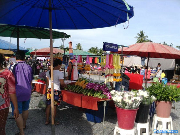 ตลาดนัดชุมชนวัดไร่ขิง “ตลาดนัดใหญ่ 1,000 กว่าล็อค ทุกวันอาทิตย์” 