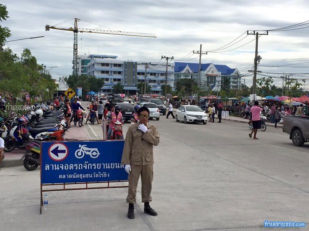 ตลาดนัดชุมชนวัดไร่ขิง “ตลาดนัดใหญ่ 1,000 กว่าล็อค ทุกวันอาทิตย์” 