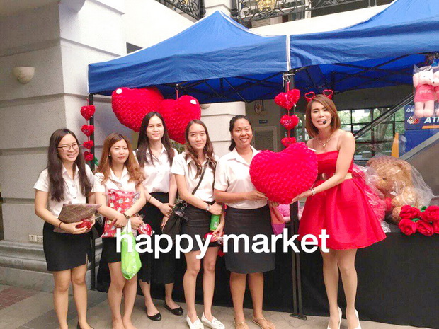 Happy Market @ มหาวิทยาลัยเอแบค บางนา ขายวันพถหัส,วันศุกร์