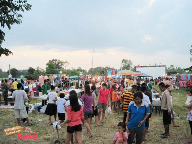 ตลาดนัดคลองถม จ.รุ่งเรือง