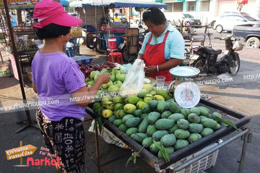 ตลาดหน้าศาลชลบุรี (ตลาดโต้รุ่ง)