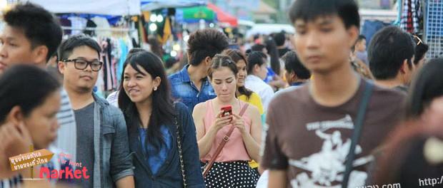 ตลาดนัดถนนคนเดินเดอะบาซ่าส์