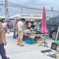 ตลาดนัดลานประตูกรุงเทพ ( ตรงข้าม เซ่เวน ) ก่อนถึงแยก คปอ