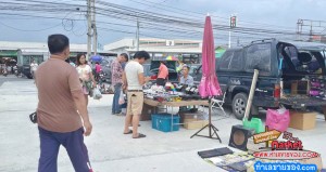 ตลาดนัดลานประตูกรุงเทพ ( ตรงข้าม เซ่เวน ) ก่อนถึงแยก คปอ