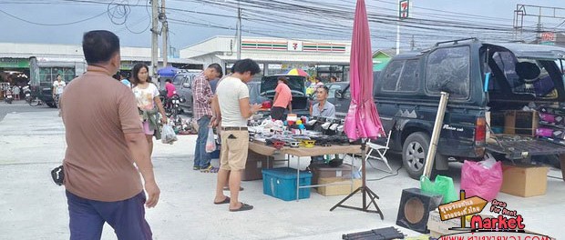 ตลาดนัดลานประตูกรุงเทพ ( ตรงข้าม เซ่เวน ) ก่อนถึงแยก คปอ