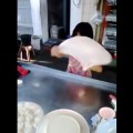 สุดยอด!!! น้องวัย 9 ขวบ โชว์ลีลา “รีโตขั้นเทพ” ช่วยอาม่าขายของ