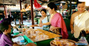 ตลาดโก้งโค้ง บ้านแสงโสม ย้อนเวลา..สู่วิถีตลาดโบราณศรีอโยธยา