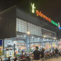 ตลาดนางรำ บางเสาธง “ของทานเช้าตรู่ , ศูนย์อาหาร-เช้าถึงค่ำ , ตลาดสดทุกวัน , ลานดนตรีสดตอนเย็นๆ”